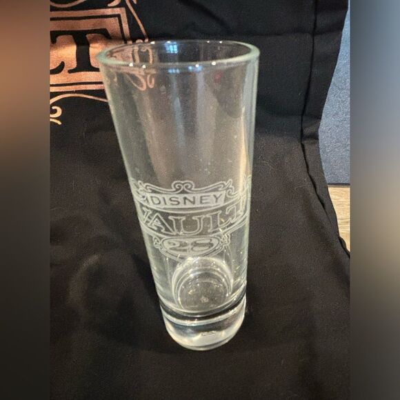 Disney Vault 28 Grand Opening 2006
Tote bag and tall toothpick holder - Picture 2 of 4